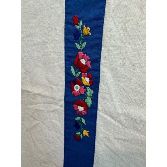 Vintage Hand Embroidered Table Topper Floral 30" x 30" - Picture 7 of 10